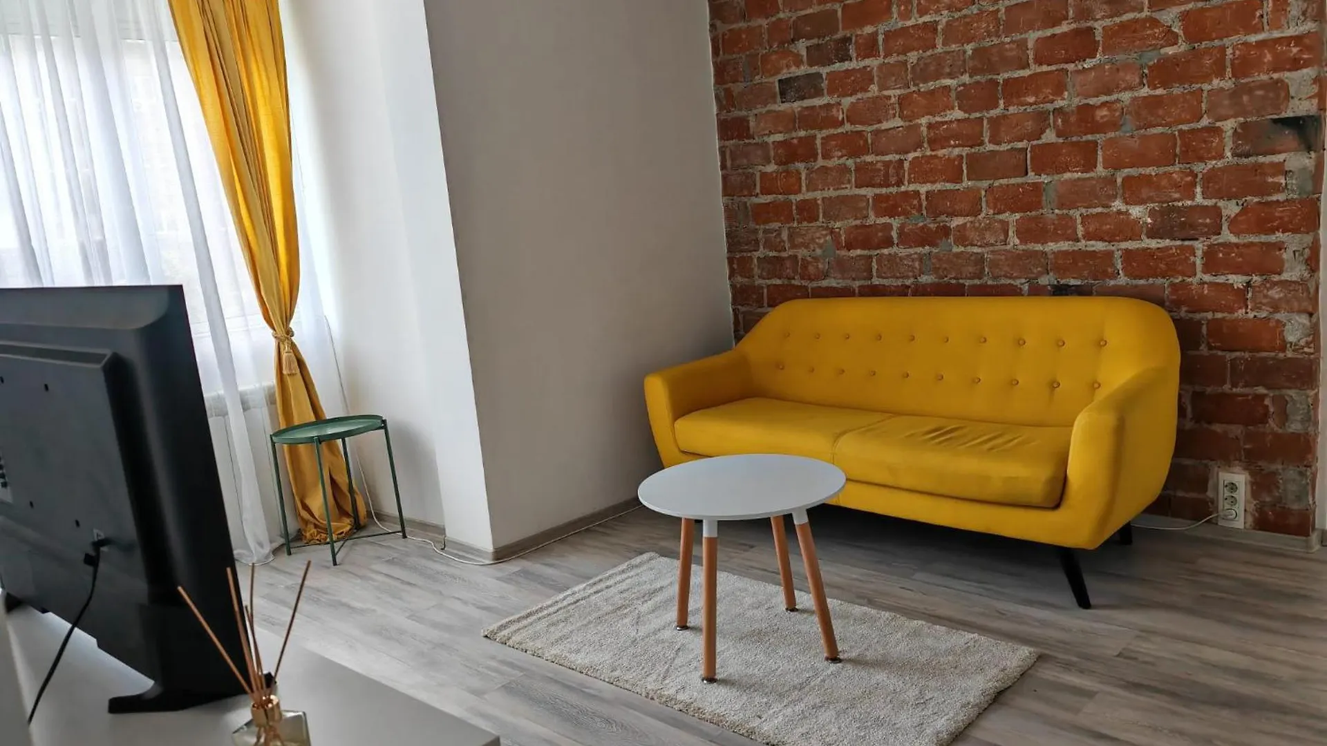 Yellow Apartment In Bucareste