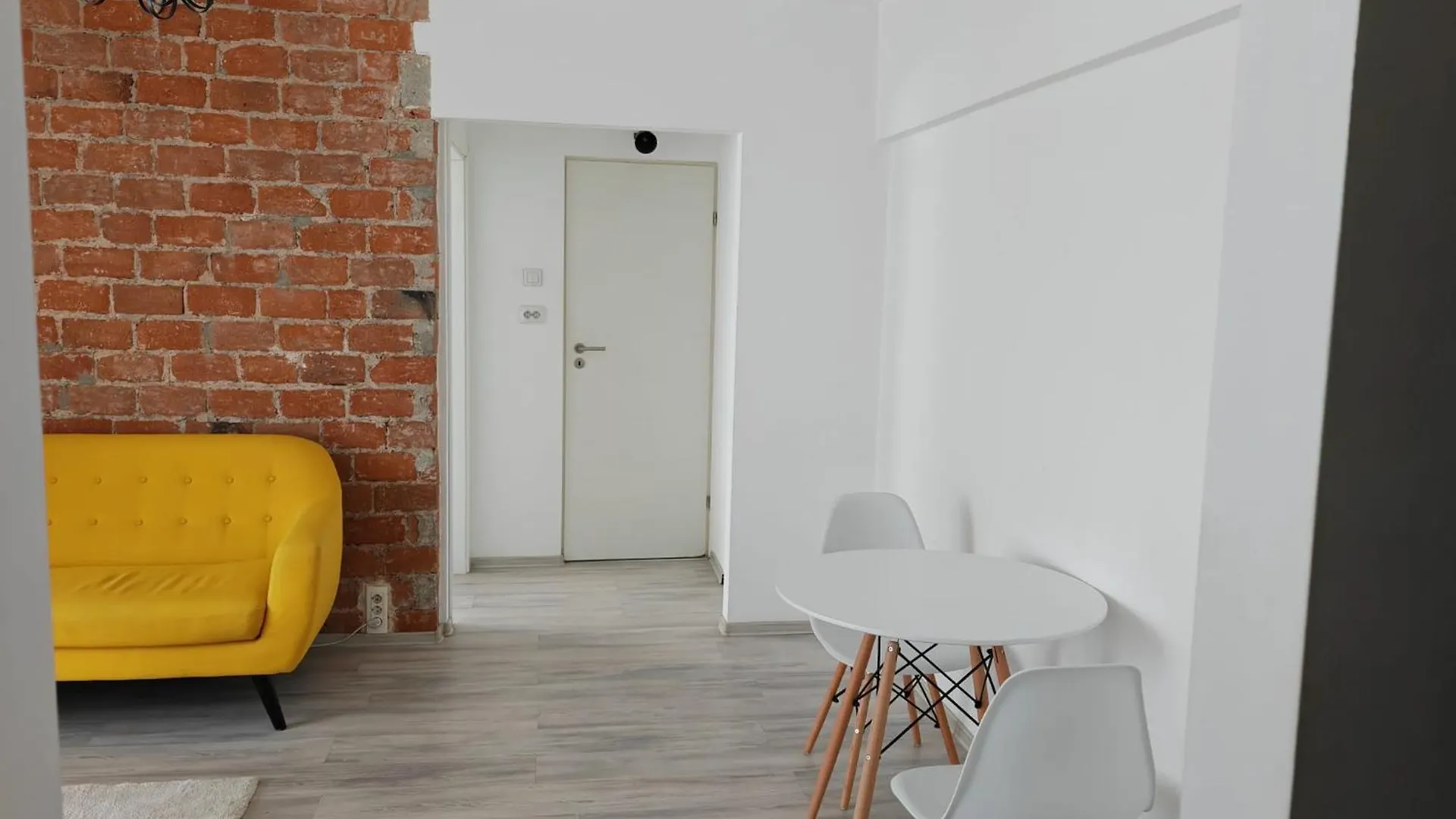 Yellow Apartment In Bucareste