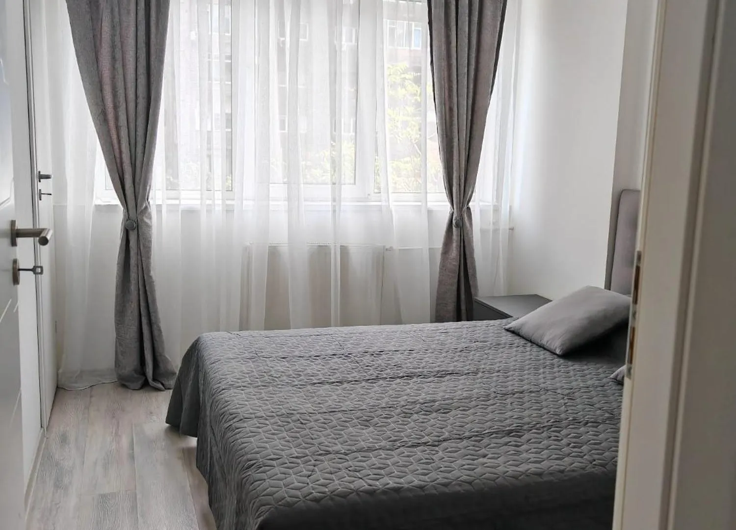 Yellow Apartment In Bucareste